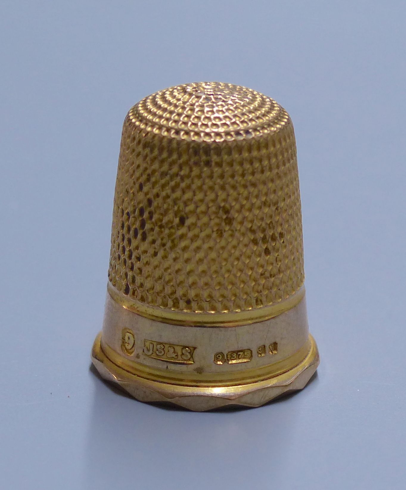 A George V 9ct gold thimble, 20mm, 4 grams.